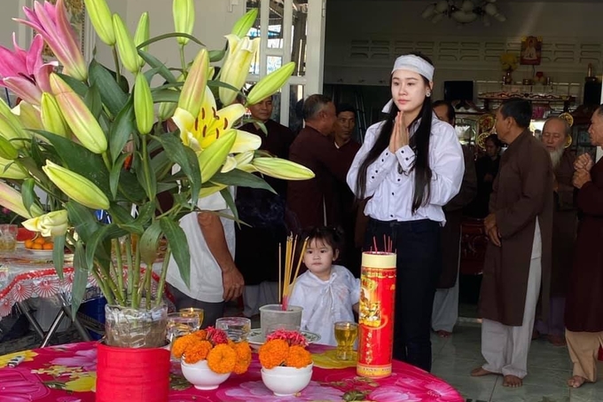 Linh Lan - người vợ thứ hai của Vân Quang Long chuẩn bị mâm cúng tươm tất với hoa,