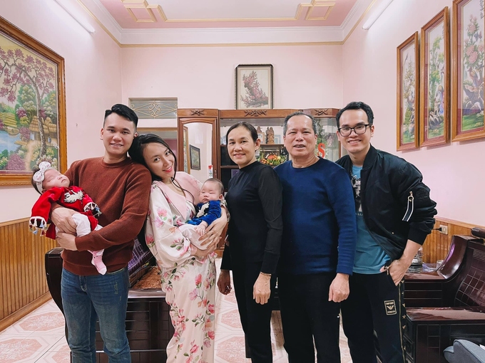 Vợ chồng Khắc Việt đón năm mới bên bố mẹ và em trai - nhạc sĩ Khắc Hưng.
