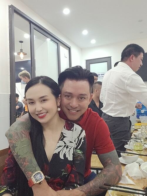 Ca sĩ Tuấn Hưng tình cảm bên bà xã Thu Hương khi dự tiệc tân niên.