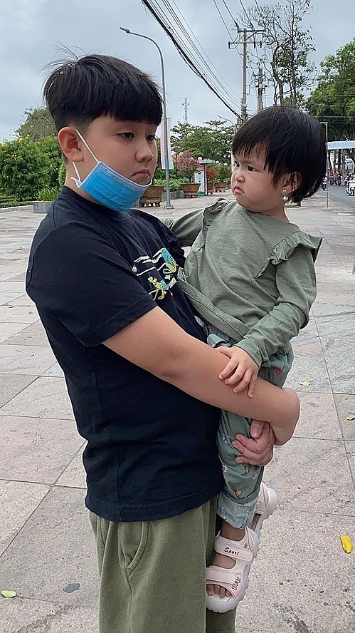 Con trai Lê Phương buồn vì tăng vài kg sau Tết.