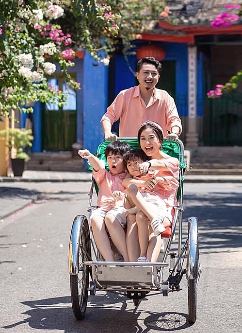Vợ chồng Lâm Vỹ Dạ - Hứa Minh Đạt cùng hai con diện đồ ton sur ton pose ảnh gia đình.