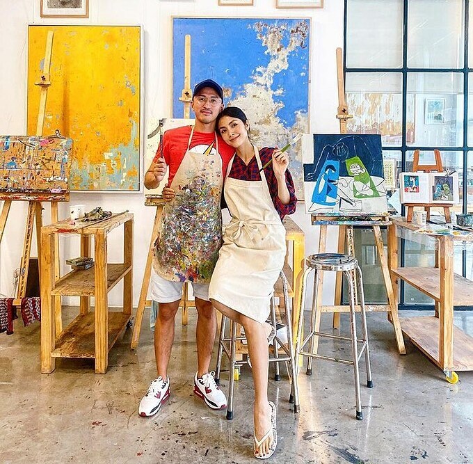 Khoảnh khắc tình tứ của vợ chồng Hà Tăng tại phòng học vẽ. Nhân dịp cuối tuần, cô cùng ông xã đưa hai con đi học vẽ và có thêm những trải nghiệm thú vị bên gia đình.