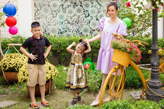 Ba mẹ con Vy Oanh vui đùa giữa khu vườn tràn ngập sắc xuân.