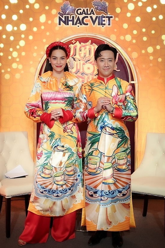 Đôi nghệ sĩ đầu tư nhiều trang phục áo dài, phù hợp không khí ngày Tết.