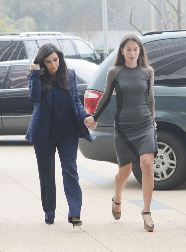 Kim Kardashian (trái) và luật sư Laura Wasser năm 2013.