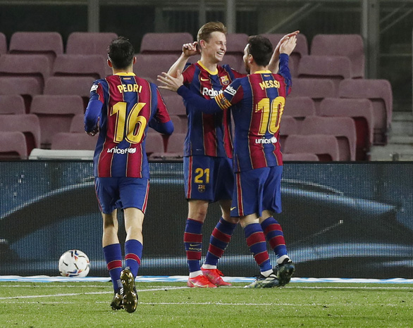 Messi rực sáng, Barcelona rút ngắn khoảng cách với hai đội bóng thành Madrid - Ảnh 2.