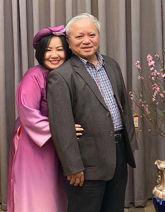 Bố Trang Lê đã nghỉ hưu nên có thời gian thường xuyên bay vào Sài Gòn thăm con gái và ủng hộ các chương trình thời trang do bà trùm làng mốt tổ chức.