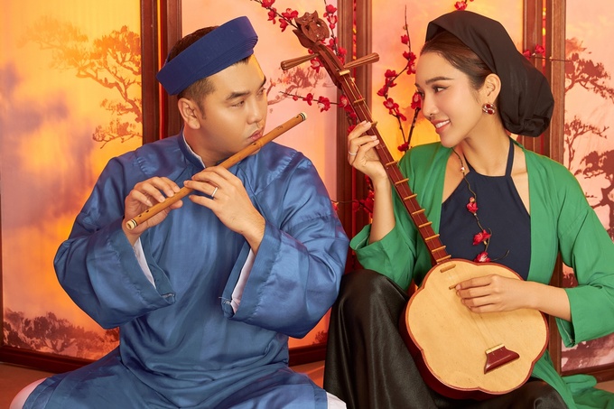 Nhạc cụ dân tộc như đàn và sáo cũng được chủ nhân ca khúc Thà rằng như thế kết hợp khi chụp ảnh, đem lại sự hài hòa cho tổng thể.