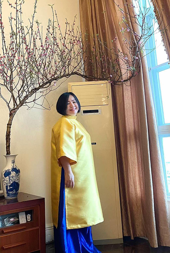 Chủ tịch Hiệp hội các nhà thiết kế Đông Nam Á có mối quan hệ thân thiết với nhiều nhà mốt nên Tết Tân Sửu này chị có cả sưu tập áo dài đủ kiểu, đủ màu.