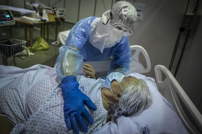 Nhân viên y tế chăm sóc bệnh nhân ở Bồ Đào Nha ngày 9/2. Ảnh: AFP.
