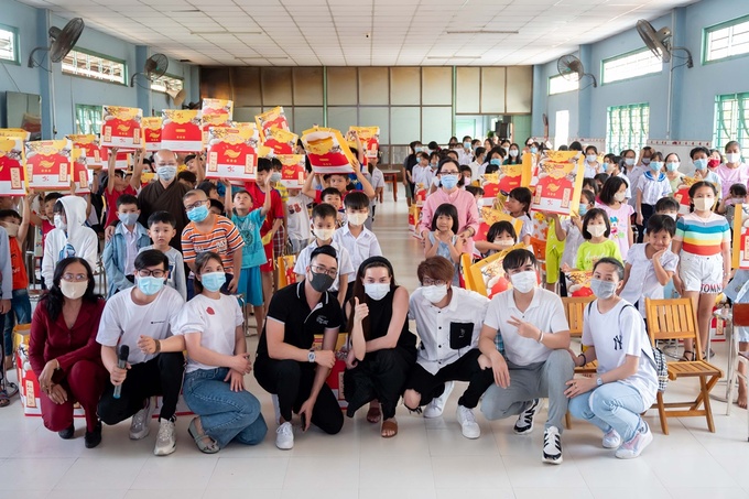 Nhóm đã trao 200 phần quà bánh và lì xì cho trẻ em tại Trường Tiểu học – THCS – THPT Bồ Đề Phương Duy (thị trấn Thủ Thừa, Long An).