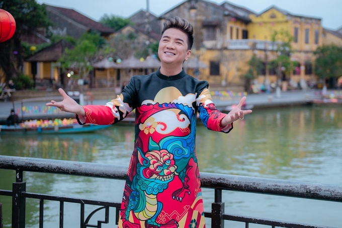 Sau album nhạc xuân, ca sĩ Đàm Vĩnh Hưng vừa ra mắt MV Mùa xuân ơi, do nhạc sĩ Nguyễn Ngọc Thiện sáng tác.