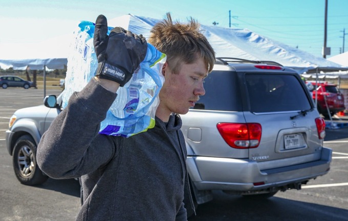 Tình nguyện viên phát nước ở Galveston, Texas ngày 19/2. Ảnh: AFP.