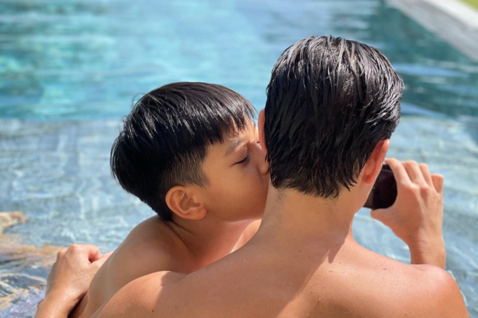 Đến chiều, Kim Lý đưa Subeo đi tắm hồ bơi. Khoảnh khắc tình cảm của hai bố con khiến Hồ Ngọc Hà hạnh phúc.