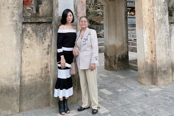 Mẹ của Lệ Quyên trong những chuyến xuất hành đầu xuân cùng cô và Lâm Bảo Châu. Điều này cho thấy mối quan hệ của họ đã bước sang giai đoạn nghiêm túc hơn sau khoảng một năm gắn bó.