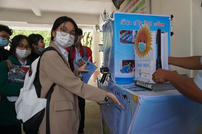 Máy ATM phát khẩu trang tự động cho học sinh THPT Trần Quốc Tuấn. Ảnh: Phạm Linh.
