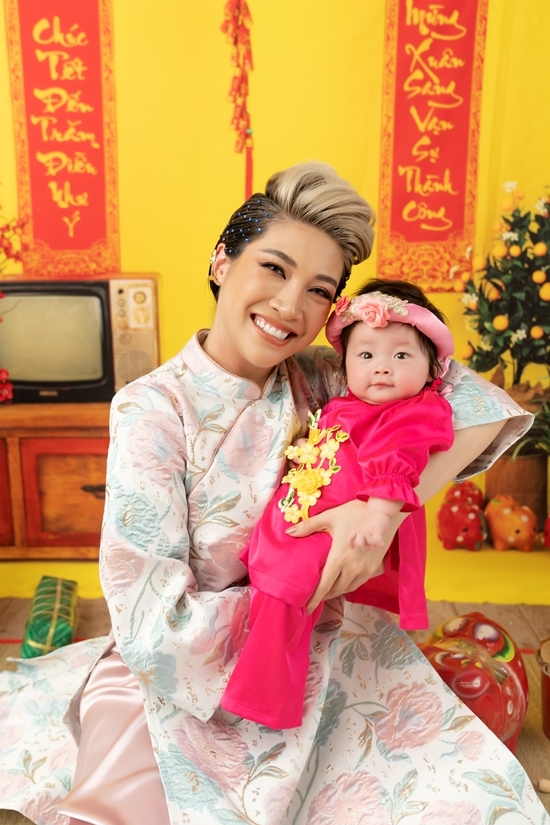 Ở tháng thứ tư, Ốc phát triển khỏe mạnh, có hai má phúng phính và đôi mắt to tròn.