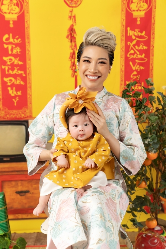 Chào đón con gái đầu lòng ở tuổi 33 với Pha Lê là một niềm hạnh phúc to lớn. Do đó, cô luôn cố gắng chăm sóc thiên thần nhỏ một cách tốt nhất.