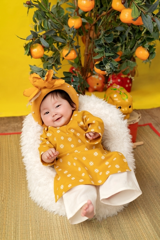 Cô bé biết phản xạ với ống kính và luôn có những nét mặt nhắng nhít, dễ thương.