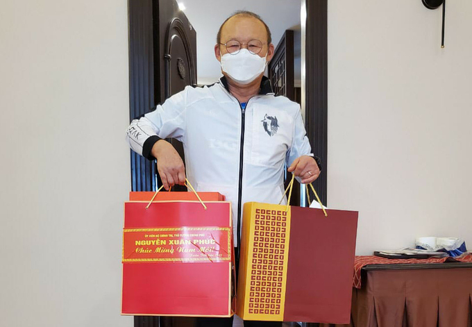 HLV Park Hang-seo nhận quà chúc mừng nam mới của Thủ tướng Nguyễn Xuân Phúc.