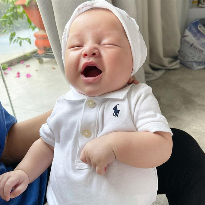 Hà Hồ khoe con trai 3 tháng tuổi biểu cảm tươi rói