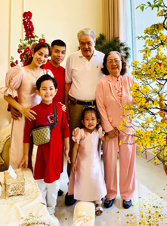 Bốn thành viên nhà Khánh Thi chụp ảnh cùng ông bà nội. Từ ngày về làm dâu, Khánh Thi sống chung với các thế hệ nhà chồng trong cùng một căn nhà. Tuy nhiên, vì căn nhà rất rộng lớn nên vợ chồng cô vẫn có không gian riêng tư.