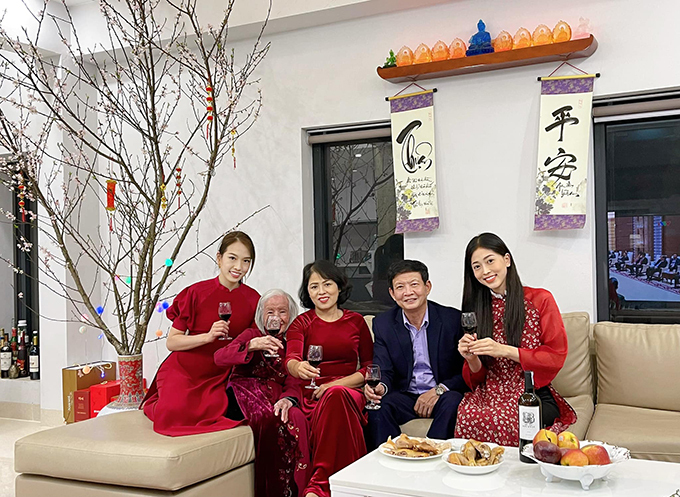 Á hậu Phương Nga diện áo dài nâng ly chúc mừng năm mới bên gia đình. Bạn trai cô, diễn viên Bình An, về quê ăn Tết cùng bố mẹ.