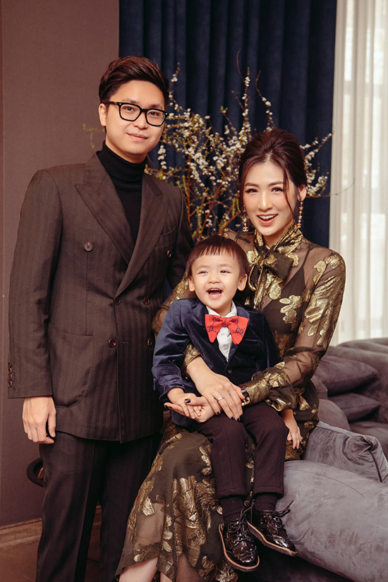 Ông xã và con trai Kem Kem diện vest bảnh bao chụp ảnh kỷ niệm cùng á hậu Tú Anh trong ngày đầu tiên của năm mới.