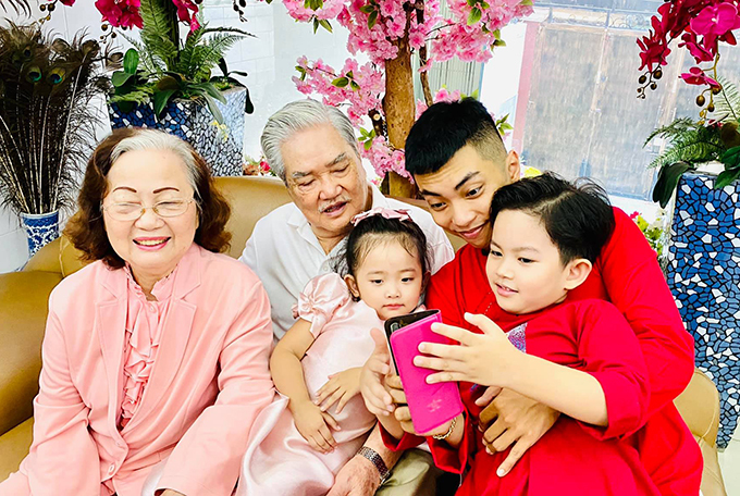 Các cụ hạnh phúc khi chơi đùa cùng các chắt Kubi, Anna. Vợ chồng Khánh Thi - Phan Hiển rất mong muốn một trong hai người con của mình sẽ theo đuổi sự nghiệp kinh doanh của gia đình.