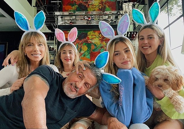 Sau nhiều năm sống tại nơi đây cùng vợ và ba cô con gái, Sylvester Stallone vừa rao bán dinh thự với giá lên tới 110 triệu USD. Tháng trước, tài tử đã mua biệt thự mới 35 triệu USD ở thành phố biển Miami, Florida và dường như vợ chồng ngôi sao 74 tuổi muốn chuyển tới đó sống để tận hưởng nắng vàng, biển xanh, cuộc sống an yên khi các con đều đã trưởng thành.