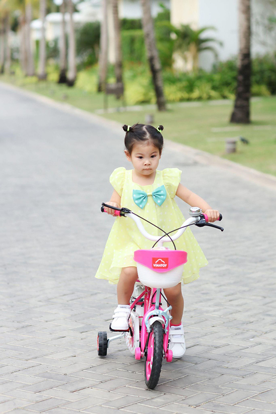 Bé Talia thừa hưởng từ mẹ không chỉ vẻ xinh xắn mà còn tính cách mạnh mẽ, hiếu động. Khi ở Mỹ, cô bé thường tích cực giúp mẹ tưới cây vào mỗi buổi chiều.