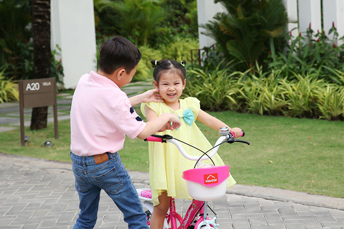 Hai anh em Jacky Minh Trí và Talia rất thân thiết. Là anh lớn nên Jacky sẵn sàng nhường nhịn em mọi lúc. Cậu nhóc là cháu ruột nhưng được Thanh Thảo nhận nuôi từ bé. Cô đã hoàn thành tất cả các thủ tục cần thiết ở Mỹ để nhận Jacky làm con nuôi.