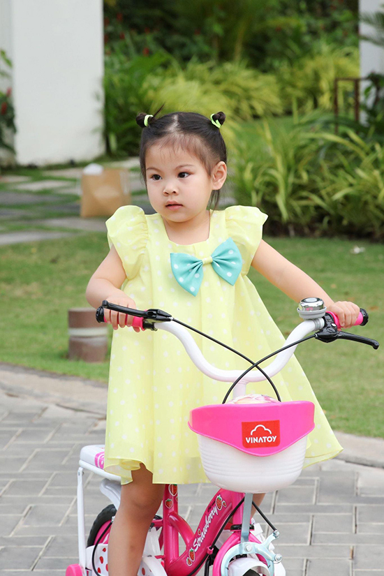 Bé Talia là trái ngọt trong cuộc hôn nhân của ca sĩ Thanh Thảo và ông xã Việt kiều Tom Han. Cô bé rất hiếu động, ưa các trò chơi mạo hiểm và đặc biệt thích thú đạp xe khắp khuôn viên khu nghỉ dưỡng khiến mẹ và anh trai phải vất vả mới đuổi kịp.
