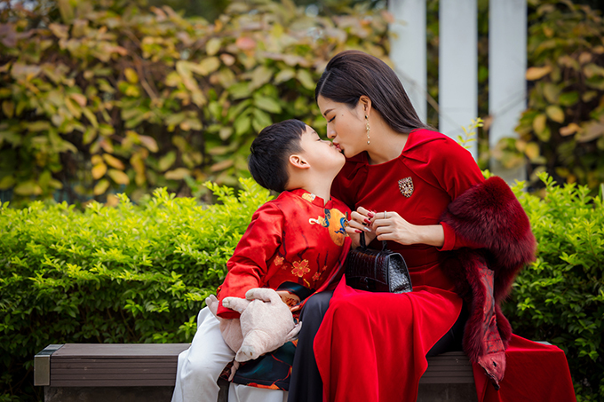 Từ khi trở thành mẹ đơn thân, con trai Bào Ngư trở thành tình yêu lớn nhất trong cuộc đời hoa hậu Phan Hoàng Thu. Mỗi ngày, cô đều tan chảy trước những cái ôm, hôn và lời ngọt ngào từ cậu nhóc.
