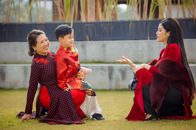 Nhờ sự giúp đỡ của bố mẹ nên Phan Hoàng Thu hoàn toàn yên tâm để con ở nhà mỗi lần phải đi công tác xa. Cô kinh doanh nhiều lĩnh vực bao gồm thiết kế nội thất, làm đẹp, cho thuê nhà...