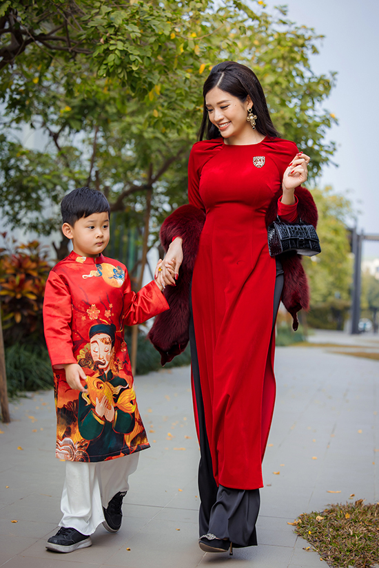 Bào Ngư năm nay 5 tuổi, là kết quả sau cuộc tình của Phan Hoàng Thu và bạn trai cũ. Cô phát hiện bị phản bội khi mang thai nên quyết định làm mẹ đơn thân. Sau một thời gian căng thẳng, cả hai hiện đã có thể đối thoại và san sẻ trách nhiệm nuôi con. Cậu nhóc thừa hưởng nét đẹp từ cả bố lẫn mẹ.