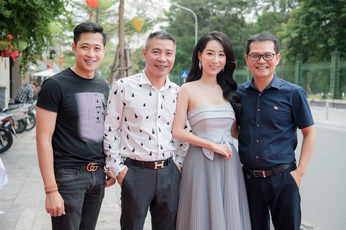 Thuỳ Anh bên các đồng nghiệp tại Nhà hát Kịch Hà Nội - diễn viên Mạnh Hưng, NSND Công Lý và NSND Trung Hiếu (từ trái sang).