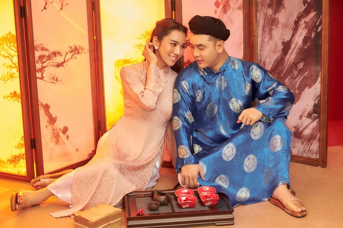 Cặp đôi tạo dáng trong tà áo dài thuần Việt, chân mang guốc mộc