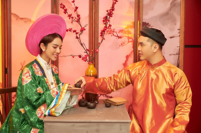 Trong bộ ảnh mới, vợ chồng ca sĩ Ưng Hoàng Phúc diện trang phục truyền thống với áo Nhật Bình, áo tứ thân và áo dài.