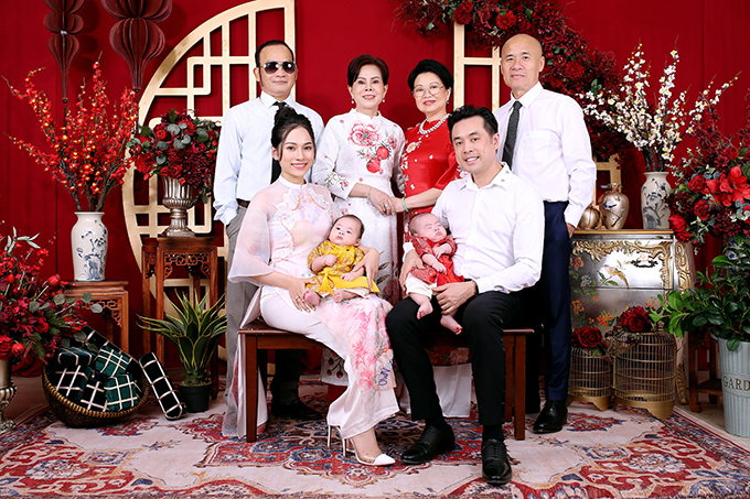 Vợ chồng Sara Lưu - Dương Khắc Linh bên phụ huynh hai bên. Cặp vợ chồng thích chụp ảnh cho con lúc nhỏ để sau này các con có thể xem lại hành trình khôn lớn của mình.