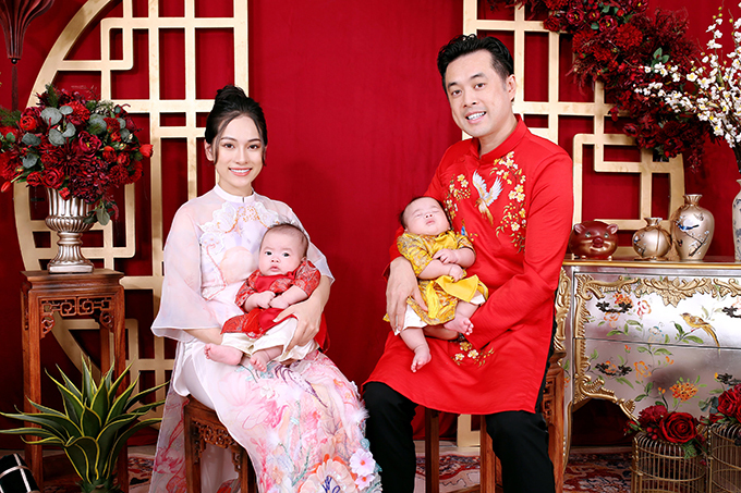 Trước Tết 2021, vợ chồng Sara Lưu - Dương Khắc Linh đã đưa cặp song sinh Mickey - Jerry đi chụp ảnh gia đình. Sự xuất hiện của hai em bé trong năm vừa qua khiến gia đình thêm viên mãn, tròn đầy, giúp hai vợ chồng Dương Khắc Linh có nhiều động lực để nỗ lực trong công việc.
