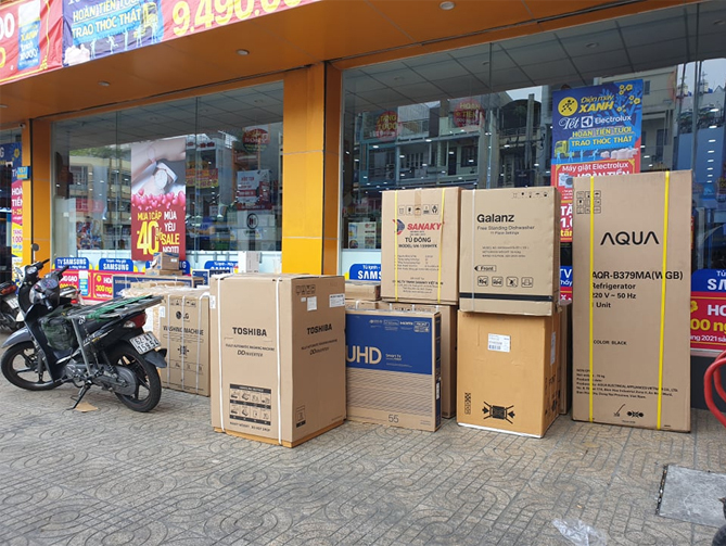 Hàng sắp xếp chờ đi giao bên ngoài một siêu thị điện máy. Ảnh: Bảo Lâm