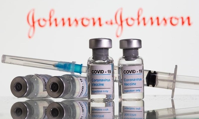 Các lọ dán nhãn vaccine Covid-19 được đặt trước logo Johnson & Johnson ngày 9/2. Ảnh: Reuters.