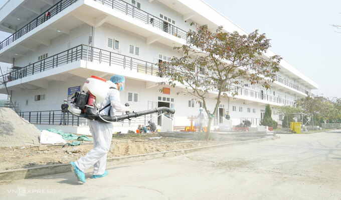 Phun khử trùng bên ngoài khu vực Bệnh viện dã chiến số 3. Ảnh: Long Nguyễn
