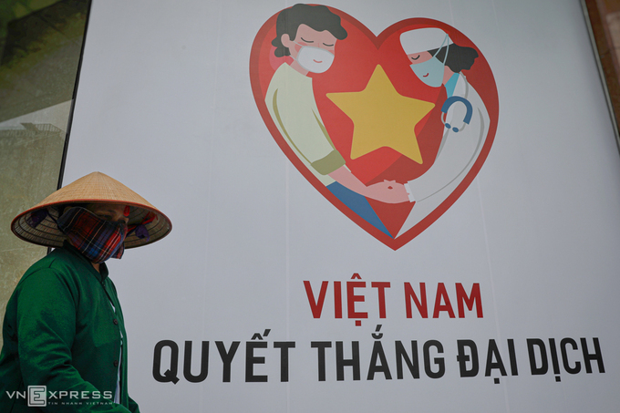 Một pano Việt Nam quyết thắng đại dịch tại trung tâm TP HCM trong những ngày cách ly xã hội. Ảnh:Hữu Khoa.