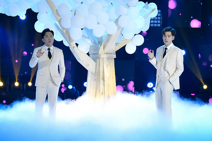 Trấn Thành cùng Ali Hoàng Dương thể hiện loạt hit năm qua: Trời giấu trời mang đi, Bông hoa đẹp nhất, Nàng thơ, Gặp nhưng không ở lại.