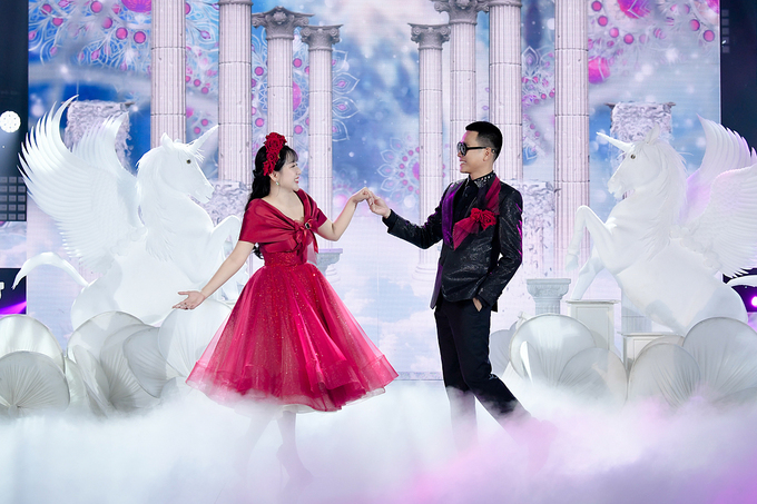 Bản hit triệu view Thiên Đàng của rapper Wowy và NTK Phạm Đăng Anh Thư được tái hiện trên sân khấu Gala nhạc Việt.