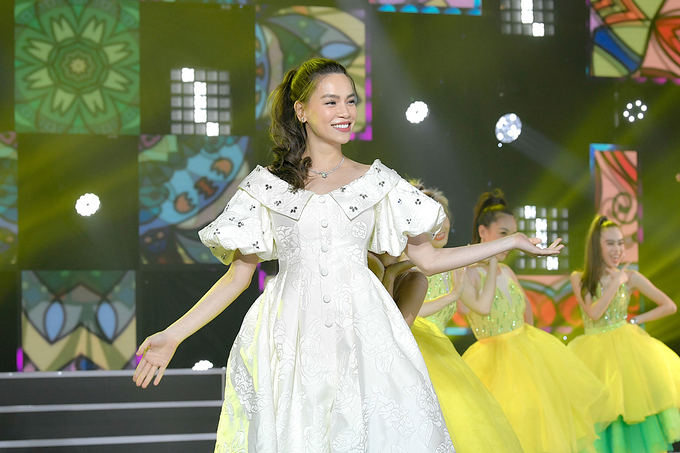 Hồ Ngọc Hà còn góp mặt thể hiện ca khúc Quẳng gánh lo đi mà ăn Tết. Sau sinh con, nữ ca sĩ nhanh chóng lấy lại vóc dáng, không ngại nhảy tưng bừng trên sân khấu.