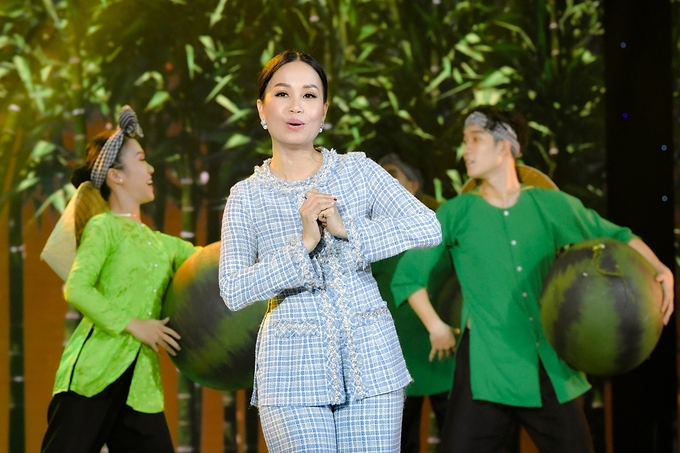 Cẩm Ly mang đến không khí rộn ràng sum vầy đón Tết của người dân Việt Nam qua ca khúc Tết quê mình.