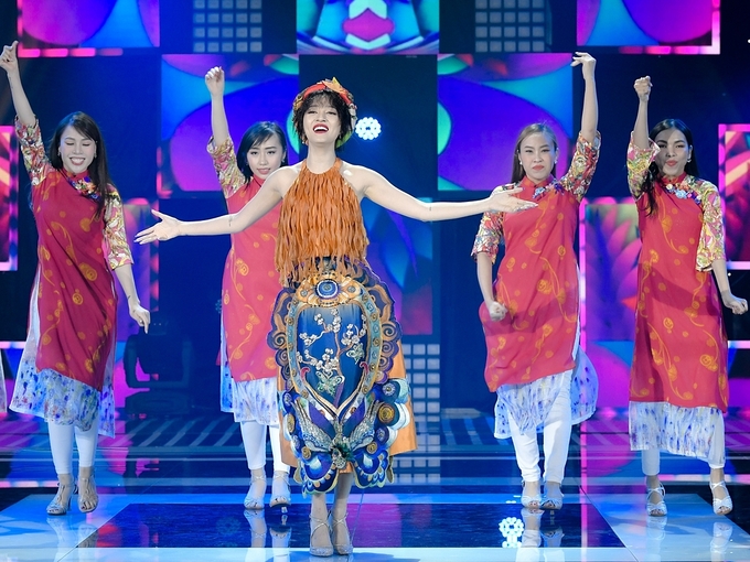 Bảo Anh diện áo dài cách tân khác lạ, trình diễn nhạc phẩm Xuân mang Tết đến.